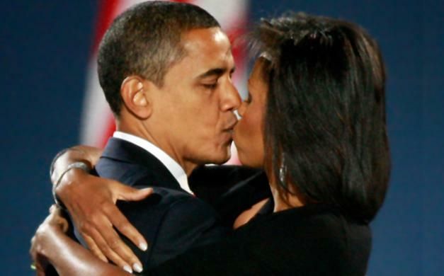 the Obamas kissing